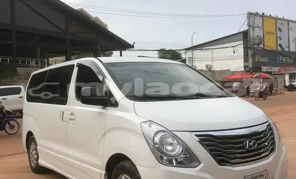 Buy Used Toyota Hiace White Car in Vientiane in Vientiane Province Buy Used Toyota Hiace White Car in Vientiane in Vientiane Province