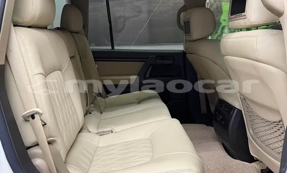 Buy Used Toyota Prado White Car in Vientiane in Vientiane Province