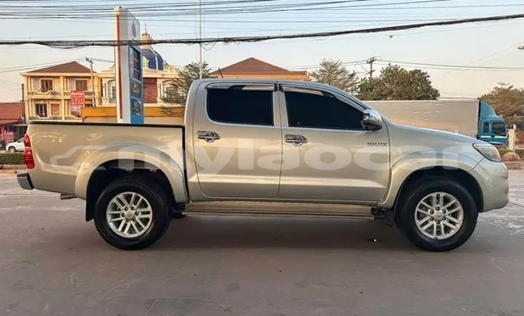 Buy Used Toyota Hilux Silver Car in Vientiane in Vientiane Province