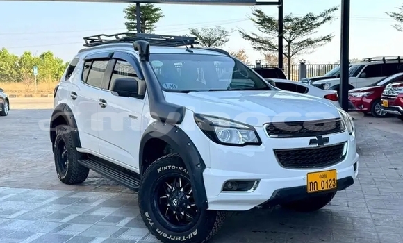 Buy Used Toyota Prado White Car in Vientiane in Vientiane Province