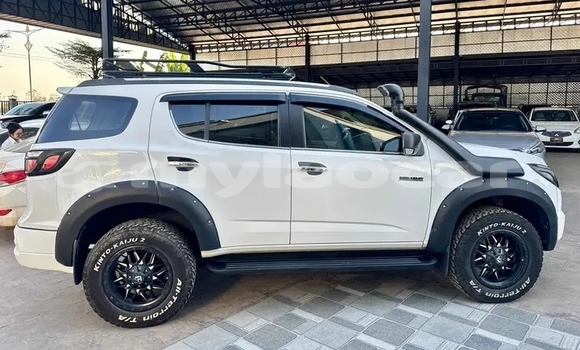 Buy Used Toyota Prado White Car in Vientiane in Vientiane Province Buy Used Toyota Prado White Car in Vientiane in Vientiane Province