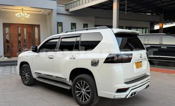 Buy Used Toyota Prado White Car in Vientiane in Vientiane Province Buy Used Toyota Prado White Car in Vientiane in Vientiane Province
