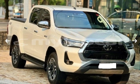 Buy Used Toyota Hilux White Car in Vientiane in Vientiane Province