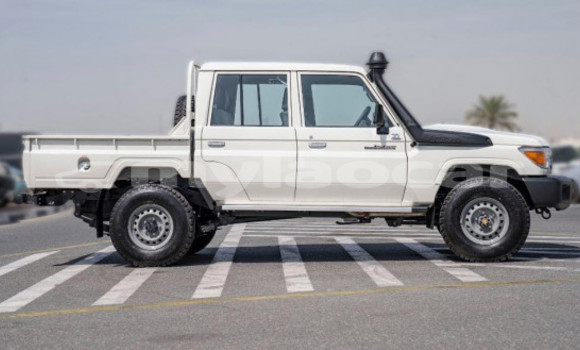 Buy Used Toyota Land Cruiser White Car in Vientiane in Vientiane Province Buy Used Toyota Land Cruiser White Car in Vientiane in Vientiane Province