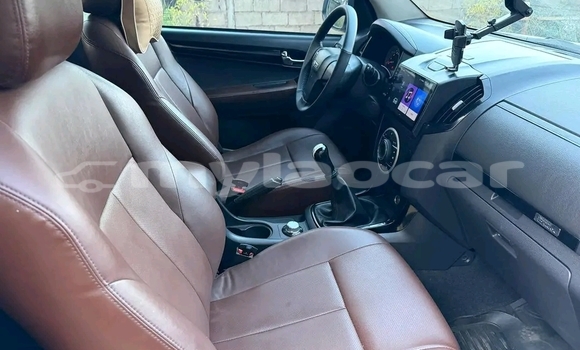 Buy Used Isuzu V-Cross 4x4 White Car in Vientiane in Vientiane Province Buy Used Isuzu V-Cross 4x4 White Car in Vientiane in Vientiane Province