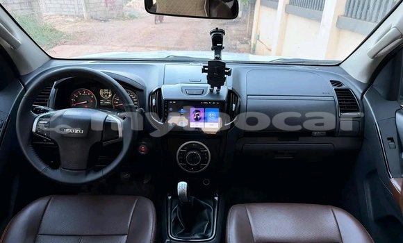 Buy Used Isuzu V-Cross 4x4 White Car in Vientiane in Vientiane Province Buy Used Isuzu V-Cross 4x4 White Car in Vientiane in Vientiane Province