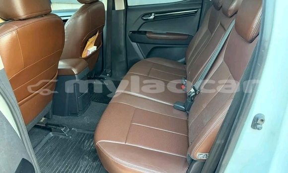 Buy Used Isuzu V-Cross 4x4 White Car in Vientiane in Vientiane Province Buy Used Isuzu V-Cross 4x4 White Car in Vientiane in Vientiane Province