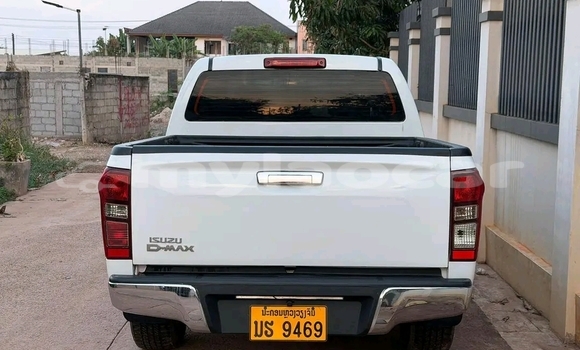 Buy Used Isuzu V-Cross 4x4 White Car in Vientiane in Vientiane Province Buy Used Isuzu V-Cross 4x4 White Car in Vientiane in Vientiane Province