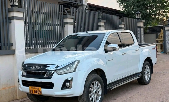 Buy Used Isuzu V-Cross 4x4 White Car in Vientiane in Vientiane Province Buy Used Isuzu V-Cross 4x4 White Car in Vientiane in Vientiane Province