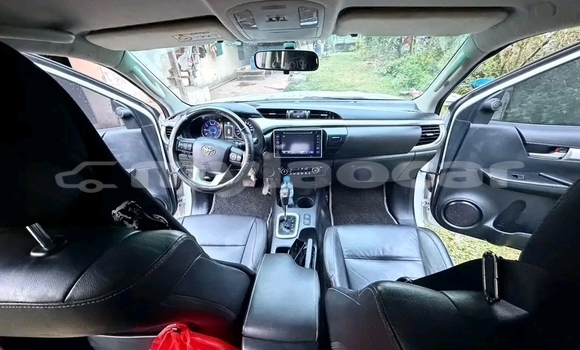 Buy Used Toyota Hilux White Car in Vientiane in Vientiane Province Buy Used Toyota Hilux White Car in Vientiane in Vientiane Province