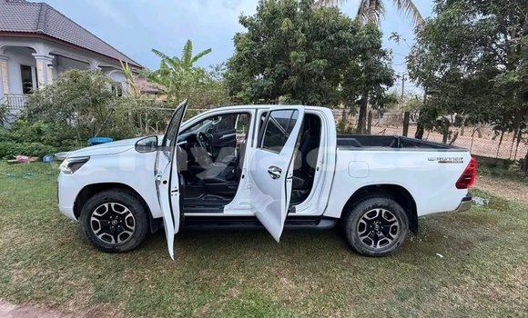 Buy Used Toyota Hilux White Car in Vientiane in Vientiane Province Buy Used Toyota Hilux White Car in Vientiane in Vientiane Province