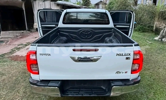 Buy Used Toyota Hilux White Car in Vientiane in Vientiane Province Buy Used Toyota Hilux White Car in Vientiane in Vientiane Province