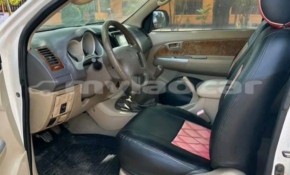 Buy Used Toyota Hilux White Car in Vientiane in Vientiane Province Buy Used Toyota Hilux White Car in Vientiane in Vientiane Province