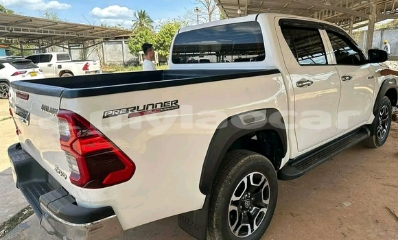 Buy Used Toyota Hilux White Car in Vientiane in Vientiane Province Buy Used Toyota Hilux White Car in Vientiane in Vientiane Province