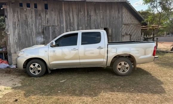 Buy Used Toyota Hilux White Car in Vientiane in Vientiane Province