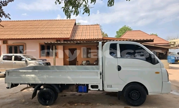 Buy Used Hyundai H200 White Car in Vientiane in Vientiane Province Buy Used Hyundai H200 White Car in Vientiane in Vientiane Province