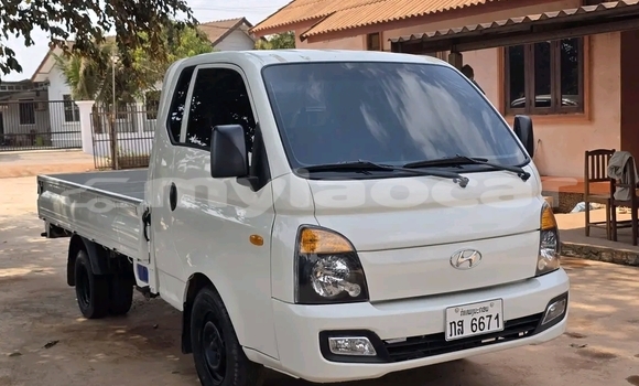 Buy Used Hyundai H200 White Car in Vientiane in Vientiane Province Buy Used Hyundai H200 White Car in Vientiane in Vientiane Province