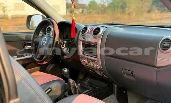 Buy Used Hyundai H200 White Car in Vientiane in Vientiane Province Buy Used Hyundai H200 White Car in Vientiane in Vientiane Province