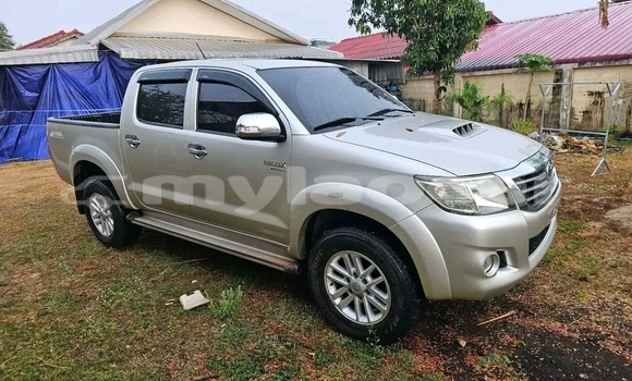 Buy Used Toyota Hilux White Car in Vientiane in Vientiane Province Buy Used Toyota Hilux White Car in Vientiane in Vientiane Province