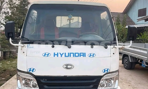 Buy Used Hyundai Elantra White Car in Vientiane in Vientiane Province Buy Used Hyundai Elantra White Car in Vientiane in Vientiane Province