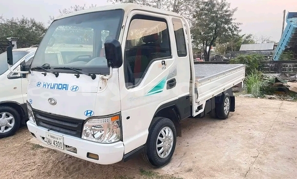 Buy Used Hyundai Elantra White Car in Vientiane in Vientiane Province Buy Used Hyundai Elantra White Car in Vientiane in Vientiane Province