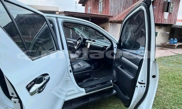 Buy Used Toyota Hilux White Car in Vientiane in Vientiane Province Buy Used Toyota Hilux White Car in Vientiane in Vientiane Province
