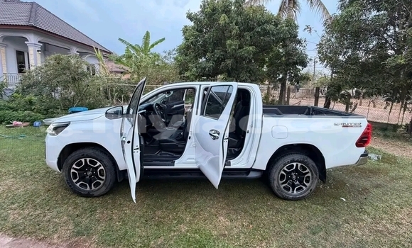 Buy Used Toyota Hilux White Car in Vientiane in Vientiane Province Buy Used Toyota Hilux White Car in Vientiane in Vientiane Province