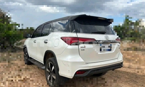 Buy Used Toyota Highlander White Car in Vientiane in Vientiane Province Buy Used Toyota Highlander White Car in Vientiane in Vientiane Province