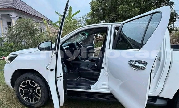 Buy Used Toyota Runx White Car in Vientiane in Vientiane Province Buy Used Toyota Runx White Car in Vientiane in Vientiane Province