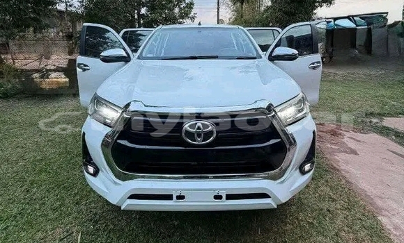 Buy Used Toyota Runx White Car in Vientiane in Vientiane Province Buy Used Toyota Runx White Car in Vientiane in Vientiane Province