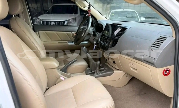 Buy Used Toyota Hilux White Car in Vientiane in Vientiane Province Buy Used Toyota Hilux White Car in Vientiane in Vientiane Province