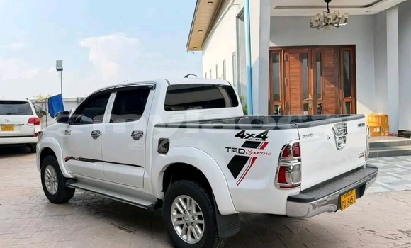 Buy Used Toyota Hilux White Car in Vientiane in Vientiane Province Buy Used Toyota Hilux White Car in Vientiane in Vientiane Province