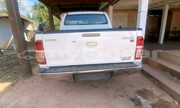 Buy Used Toyota Hilux White Car in Vientiane in Vientiane Province Buy Used Toyota Hilux White Car in Vientiane in Vientiane Province