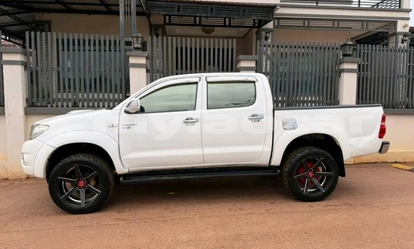 Buy Used Toyota Hilux White Car in Vientiane in Vientiane Province Buy Used Toyota Hilux White Car in Vientiane in Vientiane Province