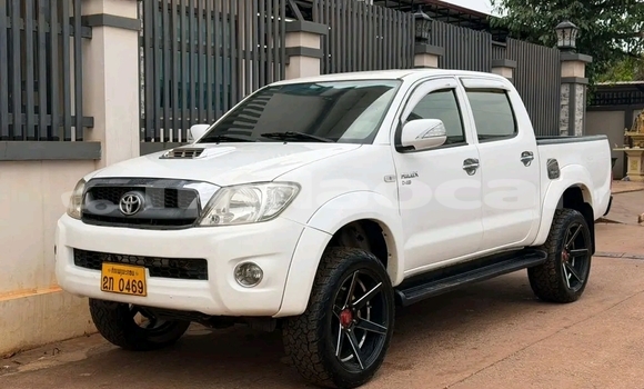 Buy Used Toyota Hilux White Car in Vientiane in Vientiane Province Buy Used Toyota Hilux White Car in Vientiane in Vientiane Province