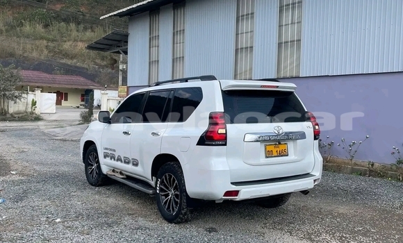 Buy Used Toyota Highlander White Car in Vientiane in Vientiane Province Buy Used Toyota Highlander White Car in Vientiane in Vientiane Province