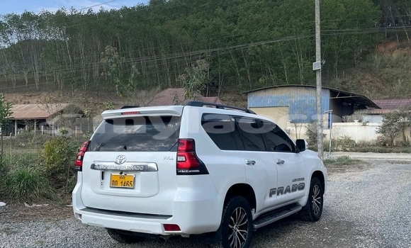 Buy Used Toyota Highlander White Car in Vientiane in Vientiane Province Buy Used Toyota Highlander White Car in Vientiane in Vientiane Province