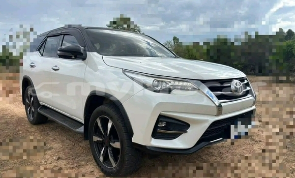 Buy Used Toyota Land Cruiser Prado White Car in Vientiane in Vientiane Province