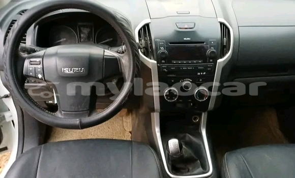 Buy Used Isuzu Rodeo White Car in Vientiane in Vientiane Province