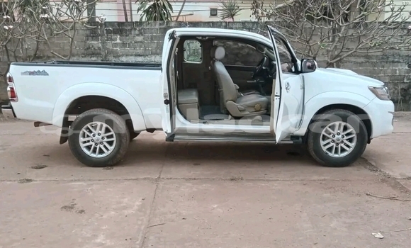 Buy Used Toyota Hilux White Car in Vientiane in Vientiane Province Buy Used Toyota Hilux White Car in Vientiane in Vientiane Province