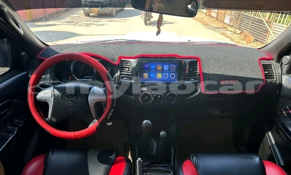 Buy Used Toyota Hilux White Car in Vientiane in Vientiane Province Buy Used Toyota Hilux White Car in Vientiane in Vientiane Province