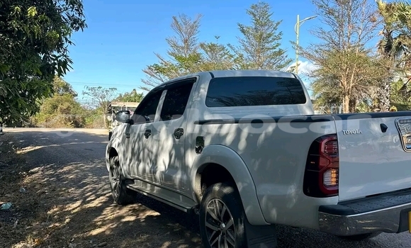 Buy Used Toyota Hilux White Car in Vientiane in Vientiane Province Buy Used Toyota Hilux White Car in Vientiane in Vientiane Province
