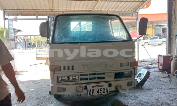 Buy Used Toyota Hilux White Car in Vientiane in Vientiane Province Buy Used Toyota Hilux White Car in Vientiane in Vientiane Province
