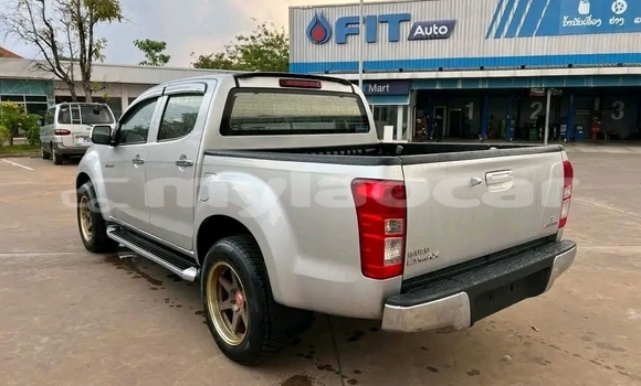Buy Used Isuzu V-Cross 4x4 White Car in Vientiane in Vientiane Province Buy Used Isuzu V-Cross 4x4 White Car in Vientiane in Vientiane Province