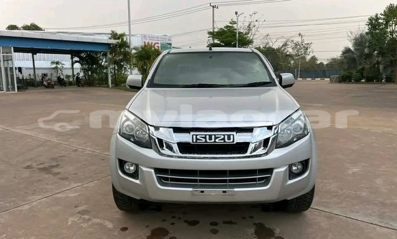 Buy Used Isuzu V-Cross 4x4 White Car in Vientiane in Vientiane Province Buy Used Isuzu V-Cross 4x4 White Car in Vientiane in Vientiane Province