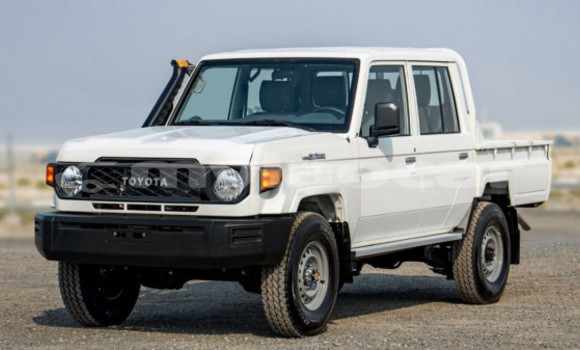 Buy Used Toyota Land Cruiser White Car in Vientiane in Vientiane Province