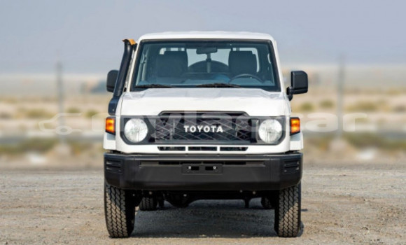 Buy Used Toyota Land Cruiser White Car in Vientiane in Vientiane Province Buy Used Toyota Land Cruiser White Car in Vientiane in Vientiane Province