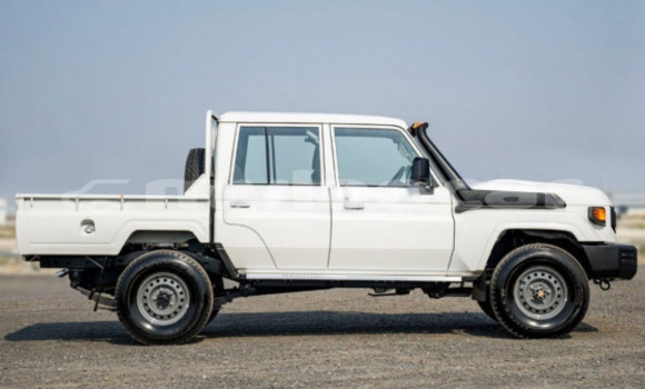 Buy Used Toyota Land Cruiser White Car in Vientiane in Vientiane Province Buy Used Toyota Land Cruiser White Car in Vientiane in Vientiane Province