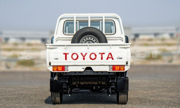 Buy Used Toyota Land Cruiser White Car in Vientiane in Vientiane Province Buy Used Toyota Land Cruiser White Car in Vientiane in Vientiane Province