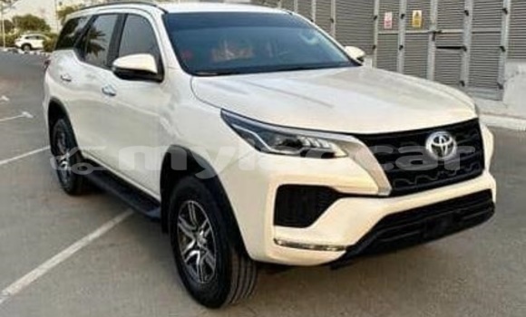 Buy Used Toyota Fortuner White Car in Vientiane in Vientiane Province Buy Used Toyota Fortuner White Car in Vientiane in Vientiane Province